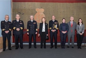 La Reina Sofía recorre la exposición sobre la bandera española en el Museo Naval de Madrid