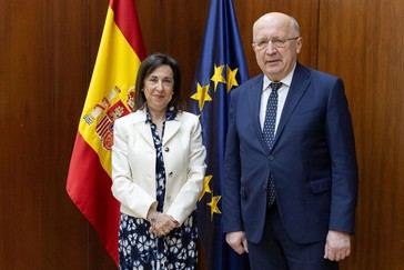 Margarita Robles se reúne con el comisario europeo de Defensa para abordar la seguridad en Europa