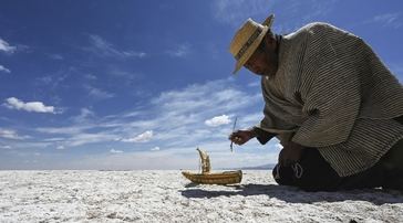 La sequía convierte en un enorme desierto al segundo lago más grande de Bolivia