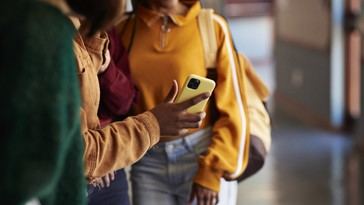 El uso temprano de redes sociales puede afectar el rendimiento escolar en niños