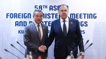 Lavrov y Wang Yi se encuentran en Malasia durante cumbre de ASEAN