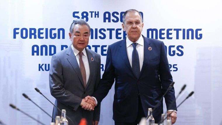 Lavrov y Wang Yi se encuentran en Malasia durante cumbre de ASEAN