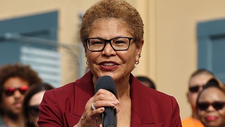 Karen Bass firma orden ejecutiva para revitalizar la industria cinematográfica de Los Ángeles