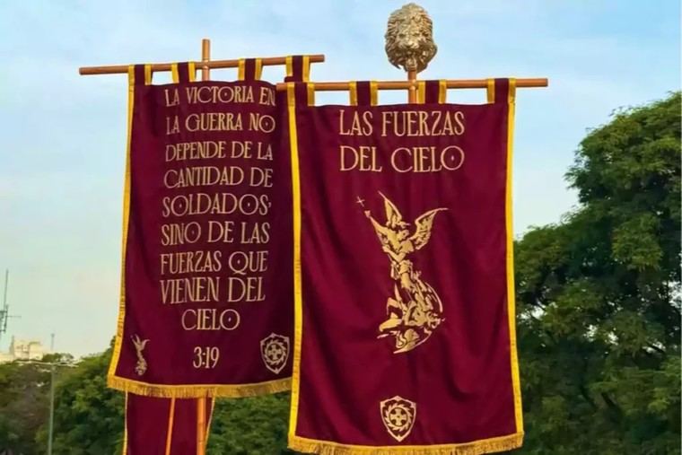 Estandartes romanos marcan el acto de apoyo a Adorni y Milei en Recoleta