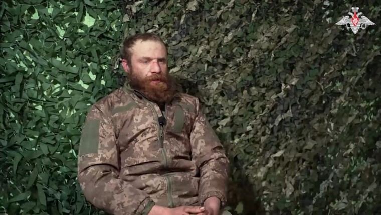 Prisionero ucraniano denuncia abandono y ataques de su propio ejército tras rendirse a Rusia