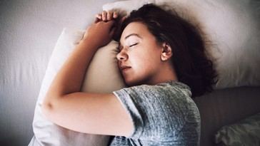 Identifican factores que moldean el contenido de los sueños