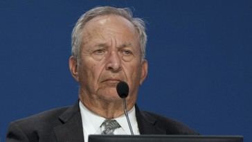 Lawrence Summers deja Harvard tras vínculos con Epstein