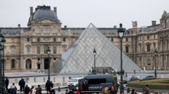 El robo en el Louvre fue obra de delincuentes comunes, afirma la fiscalía