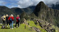 Conflicto por el servicio de autobuses afecta a turistas en Machu Picchu
