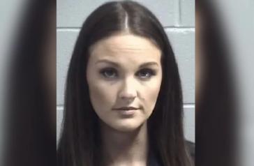 Maestra arrestada por relaciones sexuales con un estudiante en el estacionamiento de Pizza Hut