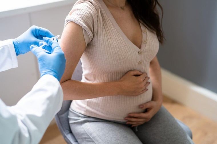 Estudio revela que vacunas COVID mRNA podrían reducir en un 60% la reserva ovárica en mujeres