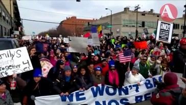 Inmigrantes ilegales exigen vivienda gratuita y capacitación laboral remunerada durante protesta en Chicago