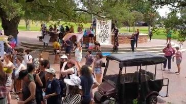 Manifestantes de "derechos trans" escupen y atacan a mujeres que asisten a la ceremonia