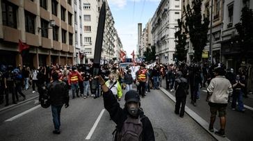 Policías amenazados con armas durante las protestas en Francia