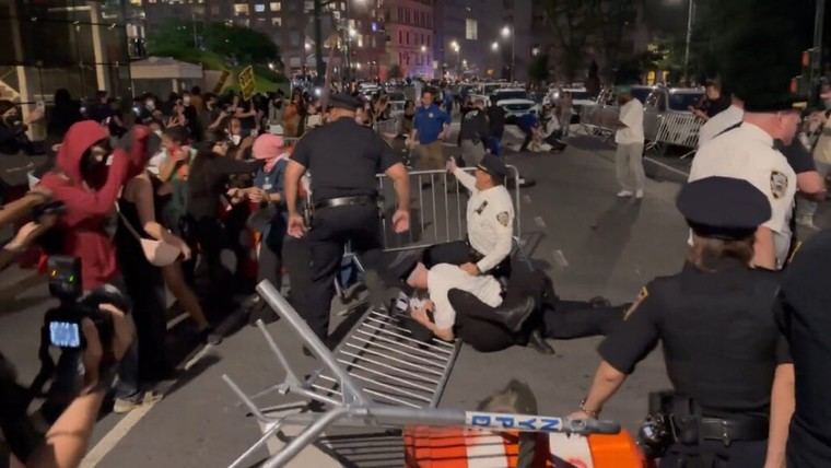 Protestas en Nueva York terminan en enfrentamientos con la Policía
