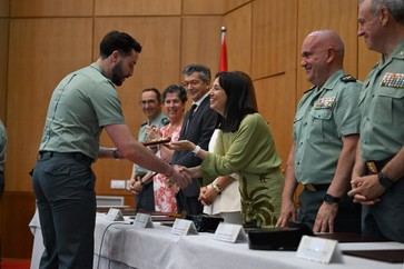 Mercedes González entrega títulos a nuevos especialistas de Tráfico en Mérida