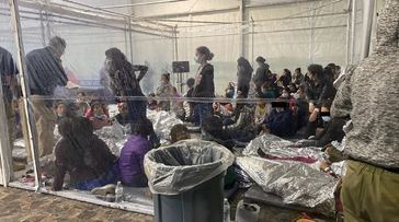 14.000 migrantes provocan declarar el estado de emergencia en un poblado de Texas