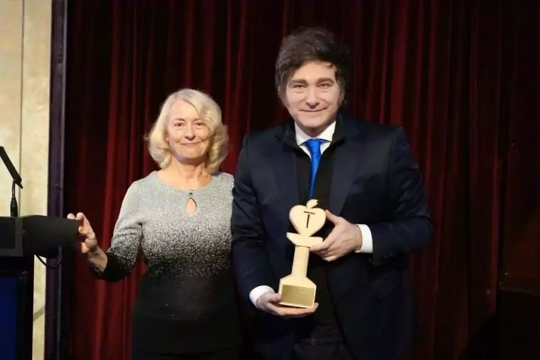 Milei recibe el premio Antorcha de la Libertad 2025 en Buenos Aires