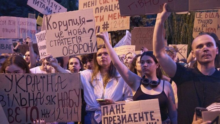 Ucranianos exigen a Zelenski restaurar la independencia de las agencias anticorrupción en protestas masivas