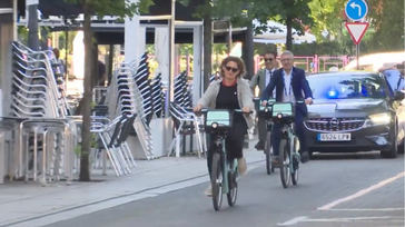 Hipocresía: la ministra de Energía Teresa Ribera acude en bicicleta a la cumbre del clima después de viajar vía limusina y jet privado