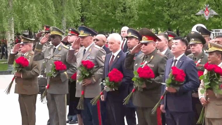 Delegaciones internacionales rinden homenaje en Moscú con ofrendas florales