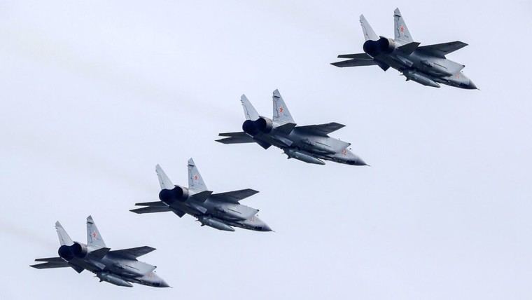 Rusia lanza ataque con misiles hipersónicos a bases militares en Ucrania