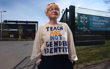 Madre prohibida de la escuela tras quejarse de lecciones sobre identidad trans