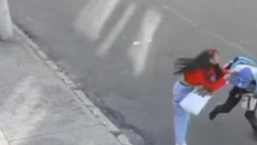 Mujer enfrenta a ladrón en Bogotá y comunidad lo detiene