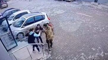 Mujeres en Ucrania salvan a un joven de reclutadores militares