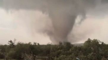 Tornados devastan el centro de EE.UU. y causan daños en Oklahoma