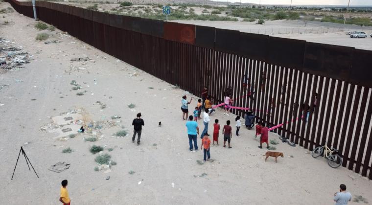 La administración Biden subasta partes del muro fronterizo para que no se complete