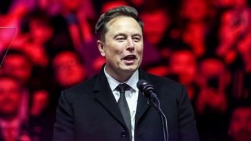 Elon Musk establece la meta de alcanzar 10 billones de dólares en fortuna