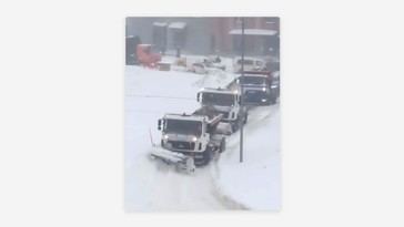 Moscú enfrenta tormenta de nieve extrema que atrapa quitanieves en las calles