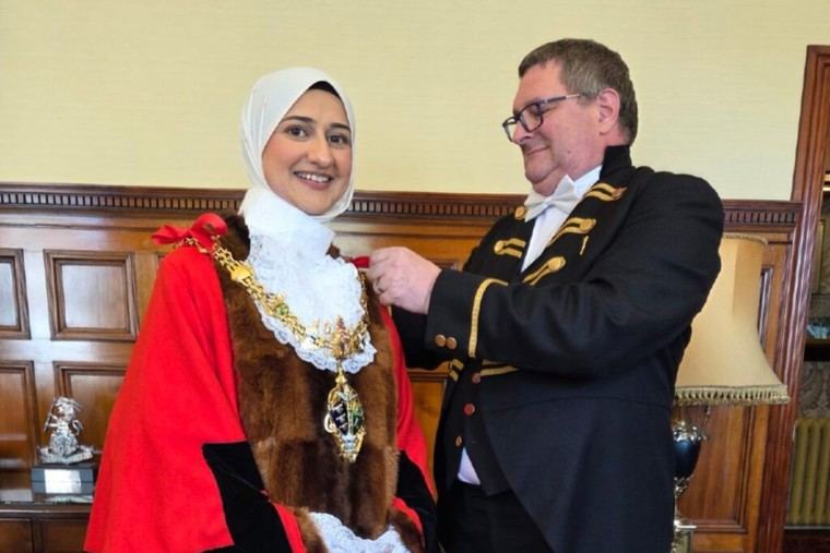 Nueva alcaldesa de Rotherham genera controversia al no hablar inglés