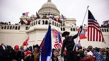 Documentales de Nick Searcy analizan la manipulación mediática tras los eventos del 6 de enero