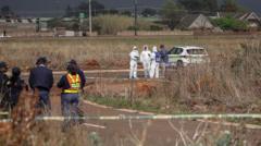 Encuentran el noveno cuerpo de mujer en Sudáfrica mientras la policía investiga una serie de muertes