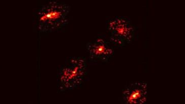 Descubren inusual cruz de Einstein con un inesperado quinto punto de luz
