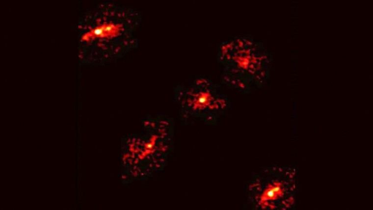 Descubren inusual cruz de Einstein con un inesperado quinto punto de luz