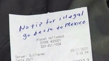 Camarero hispano recibe nota racista en su recibo en Los Ángeles