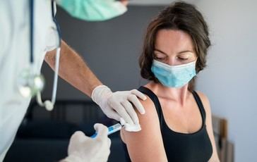 Estudio revela que las vacunas Covid convierten a los jóvenes en fábricas de proteínas espiga