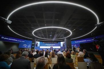 Óscar López aboga por regular la IA para salvaguardar el periodismo y la democracia