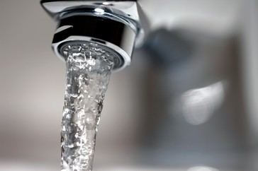 Dentista pediátrico alerta sobre los peligros del flúor mientras más estados prohíben su uso en el agua