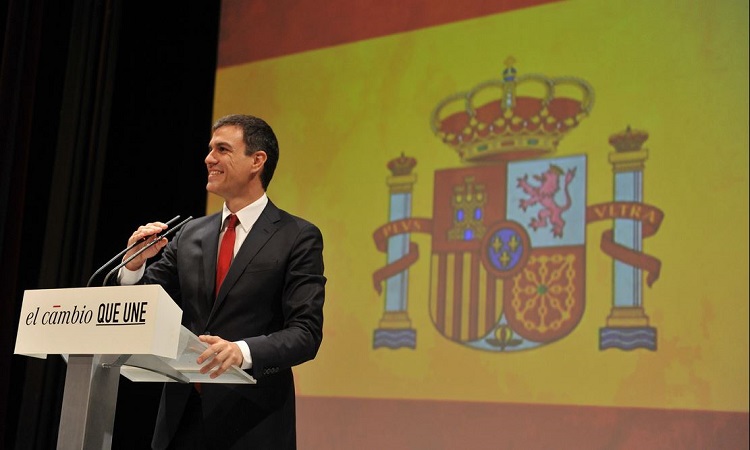 Pedro Sánchez se envuelve en la bandera de España para evitar la ruptura del PSOE