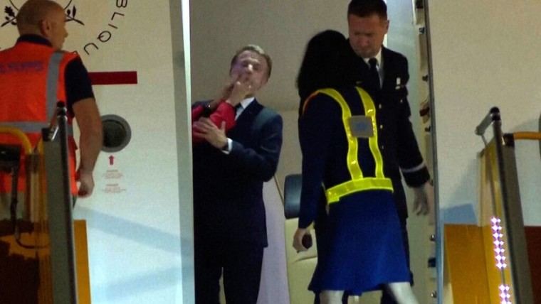 Macron recibe un golpe de su esposa al llegar a Vietnam