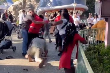 Increíble pelea a puñetazos en Disneyland