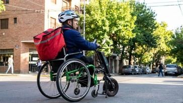 Federico, repartidor en silla de ruedas, lucha por su independencia económica