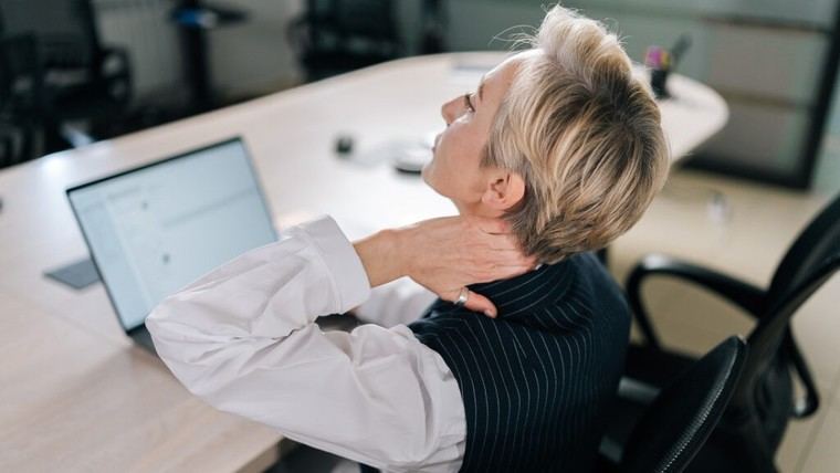 El sedentarismo prolongado aumenta el riesgo de dolor cervical, según estudio
