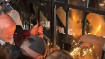Cortan con una amoladora la cadena de acceso al Tribunal Constitucional de Polonia en medio de disturbios