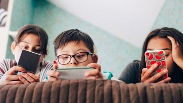 Regalar un smartphone a tu hijo puede tener graves consecuencias, advierten expertos