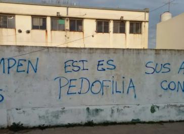 Escuelas en La Plata fueron pintadas con mensajes en contra de la sexualización de niños